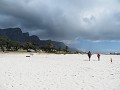 Camps Bay, onder dreigende wolken.