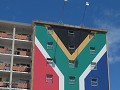 De vlag van Zuid-Afrika op een gevel.