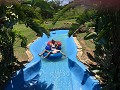 De wildwaterbaan met watervallen.