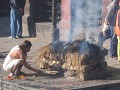 KATMANDU. De oudste zoon moet ook tijdens de crema