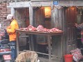 De plaatselijke beenhouwer met dagelijks vers vlee