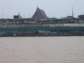 BANGKOK. Het rivierwater ziet roestbruin, maar er 