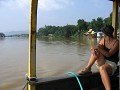 KANCHANABURI. Met een pontje de rivier overgestoke