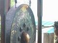 AYUTTHAYA. Een ander ritueel is door 3 x op een en
