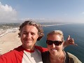 Selfie met uitzicht op strand en vissersdorpje Naz