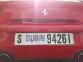 Peperdure sportwagens met opvallende nummerplaten 