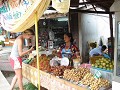 Fruit kopen op de markt. En zeggen dat het tropisc