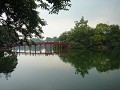 De rode brug die naar het eilandje Ngoc Son loopt 