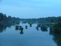 Een zicht vanop de brug die Don Det met Khon verbi