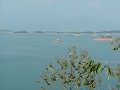 Het 250 km2 grote Nam Ngum meer, temidden van enke