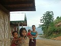 Jeugdige leden van de Hmong-familie terwijl ik eve