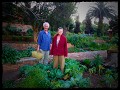 Pieter en Marga op boodschap in hun eigen tuin