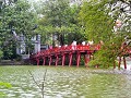 Red Bridge over het Huan Kiem meer. 