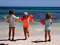 Julliette, Paulina en Filippa spelen op het strand