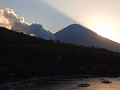 Prachtige zonsondergang met Mnt Agung op achtergro