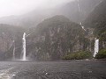 Buiten mist en regen en watervallen