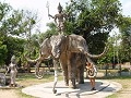 De olifant met drie hoofden en een klein meisje aa