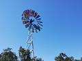 kleurrijke windmolen in Gilgandra