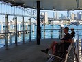 wachten op de ferry aan McMahons point wharf