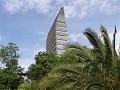 in schril contrast met dit hypermoderne gebouw