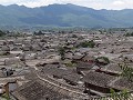 zicht over de daken van Lijiang
