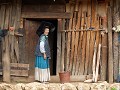 Yi vrouw voor haar huis