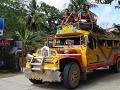 jeepney, volgestouwd maar er kan altijd nog wat bi