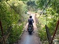 via een wankele swingbridge rijden we naar de wat