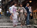 in Kyoto zie je veel vrouwen in traditionele kledi