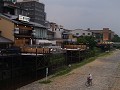 in de zomer richten de restaurants langs de rivier