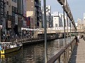 in Dotombori kun je naar hartelust eten,shoppen en
