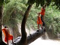speelse jonge monniken bij Tat Kuang Si