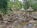 klimmen naar de Durian Perangi waterfall