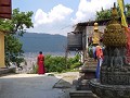  boeddhistische monnik bewondert het uitzicht