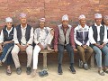gezellig kletsen op het eeuwenoude plein : durbar 