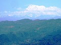 helemaal boven zie je de bergtoppen van Annapurna 