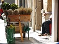 straatverkoper neemt eventjes een break