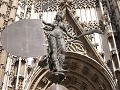 bronzen beeld aan de hoofdingang van de kathedraal