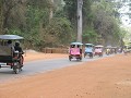 tuktuks met toeristen onderweg naar tempelsite