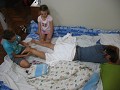 Jef en lena geven Tine een massage geïnspireerd op