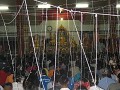 ieder met touwtjes verbonden : met Buddha?